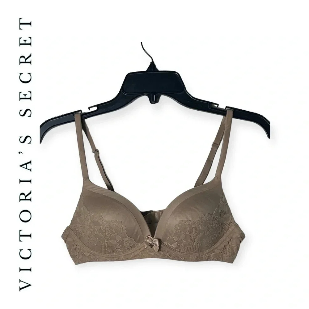 1805. VICTORIA’S SECRET BODY BY VICTORIA NO WIRE BRA SIZE 34A TAN IN COLOR; LACE